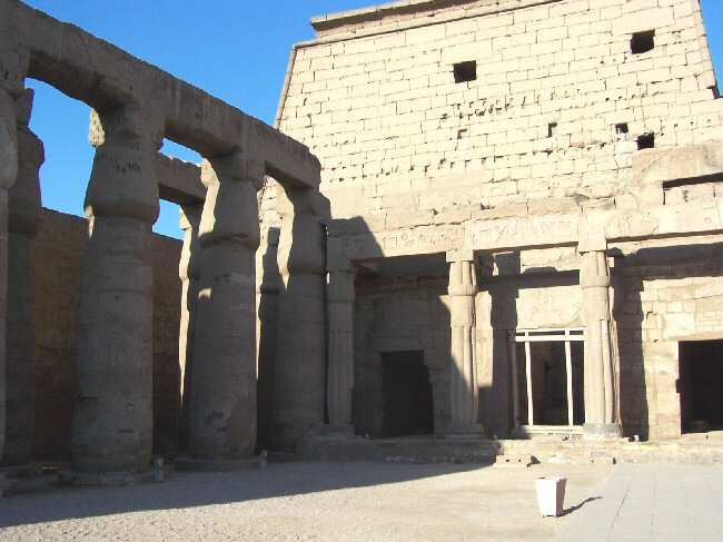 En entrant dans la cour de Ramss II,  droite, une triple chapelle porte les cartouches de Thoutmosis III et fut plus tard intgre  l'oeuvre de Ramss.Elle servait de reposoir aux barques de la triade Thbaine.